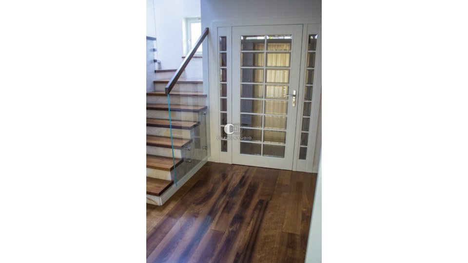 Drzwi Classic z przeszkleniami i naświetlami bocznymi