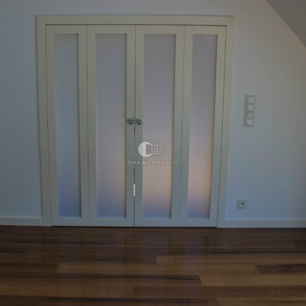 Drzwi Classic z przeszleniami w systemie drzwi składanych