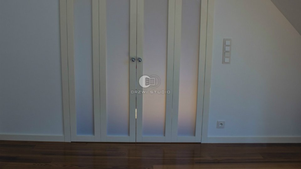 Drzwi Classic z przeszleniami w systemie drzwi składanych