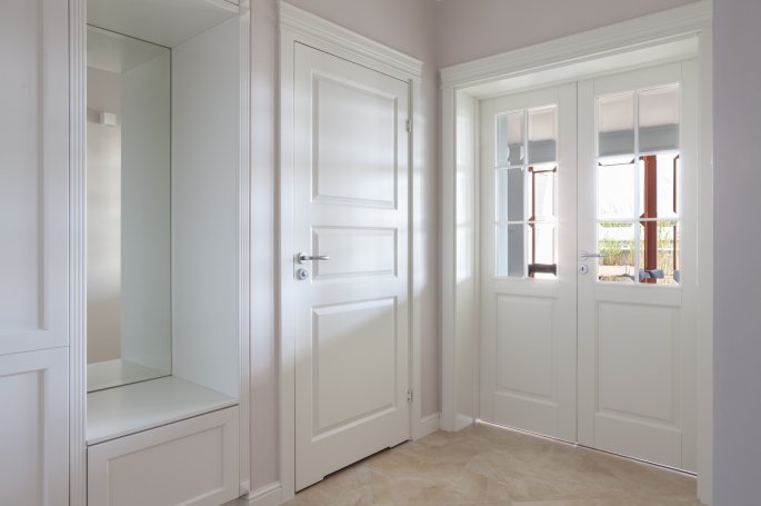 DRZWI - Z LEWEJ STYLE 03 Z PODCIĘCIEM ŁAZIENKOWYM - Z PRAWEJ DRZWI KUNGSATER 532 DWUSKRZYDŁOWE - OŚCIEŻNICA REGULOWANA - OPASKI PŁASKIE 70MM- KORONA MODEL 1.5 - KOLOR NCS 0-502Y - ZAWIASY WIDOCZNE 