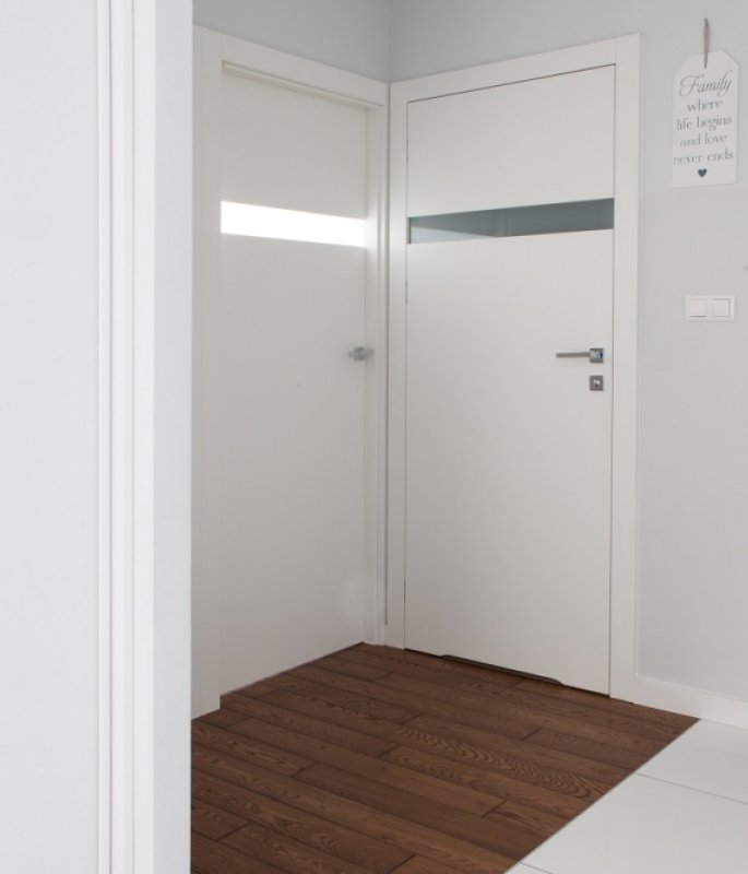 DRZWI HORYZONT H3 Z PODCIĘCIEM ŁAZIENKOWYM - OŚCIEŻNICA STANDARD 80MM - KOLOR BIAŁY RAL 9003 - SZYBA MLECZNA BEZPIECZNA - ZAWIASY CHOWANE