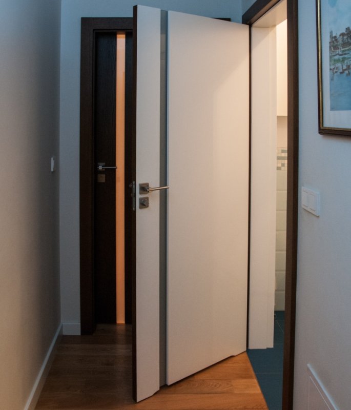 DRZWI VERTICAL V4 DWUKOOROWE Z PODCIĘCIEM ŁAZIENKOWYM - SZYBA MLECZNA BEZPIECZNA - OŚCIEŻNICA STANDARD 80MM - FORNIR DĄB DOBARWIANY - KOLOR BIAŁY RAL 9003 - ZAWIASY CHOWANE