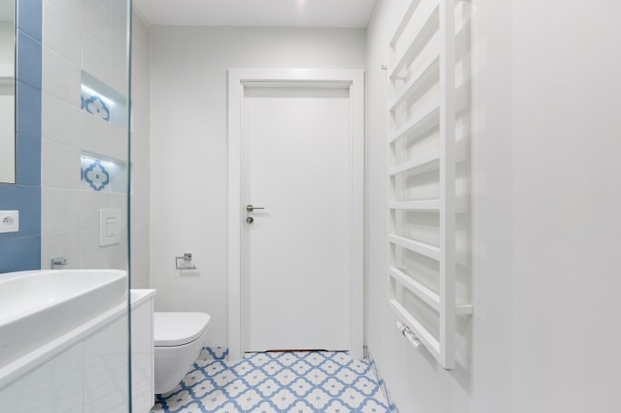 DRZWI TAFLA T1 Z PODCIĘCIEM ŁAZIENKOWYM - OŚCIEŻNICA 90 ST-  OPASKI 80MM - LAKIER BIAŁY RAL 9003 - ZAWIASY CHOWANE