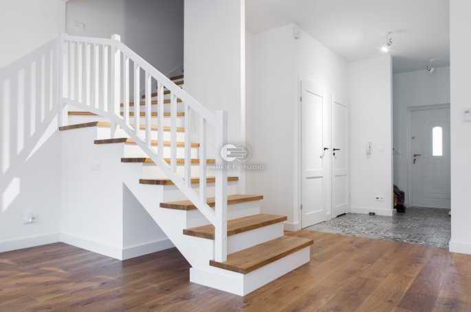 DRZWI BIANCO NEVE 1 Z PODCIĘCIEM ŁAZIENKOWYM - OŚCIEŻNICA REGULOWANA PRZYLGOWA SKOS 45 ST-  OPASKI 60MM - OKLEINA ECO FORNIR BIAŁY MAT - ZAWIASY WIDOCZNE