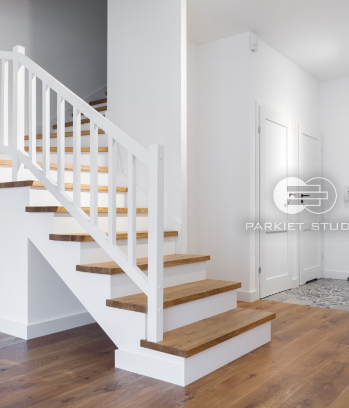 DRZWI BIANCO NEVE 1 Z PODCIĘCIEM ŁAZIENKOWYM - OŚCIEŻNICA REGULOWANA PRZYLGOWA SKOS 45 ST-  OPASKI 60MM - OKLEINA ECO FORNIR BIAŁY MAT - ZAWIASY WIDOCZNE