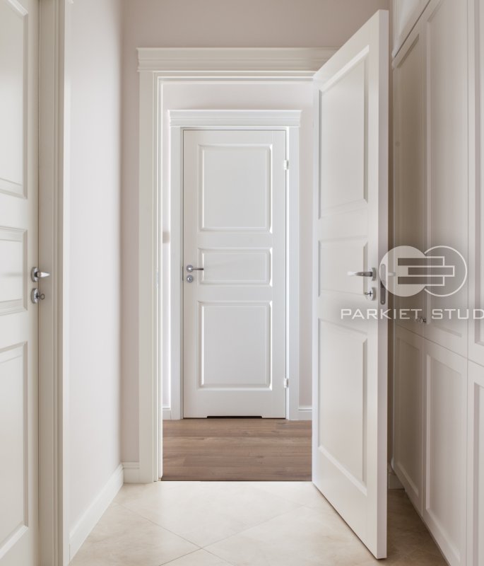 DRZWI STYLE 03 - OŚCIEŻNICA REGULOWANA - OPASKI PŁASKIE 70MM- KORONA MODEL 1.5 - KOLOR NCS 0-502Y - ZAWIASY WIDOCZNE - W TLE DRZWI STYLE 03 Z PODCIĘCIEM WENTYLACYJNYM