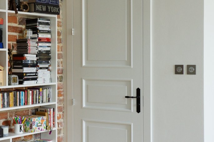 DRZWI KLASIK 03 ŁAZIENKOWE Z PODCIĘCIEM U- OŚCIEŻNICA REGULOWANA - OPASKI 80MM - KOLOR BIAŁY RAL 9003 SATYNA - ZAWIASY WIDOCZNE