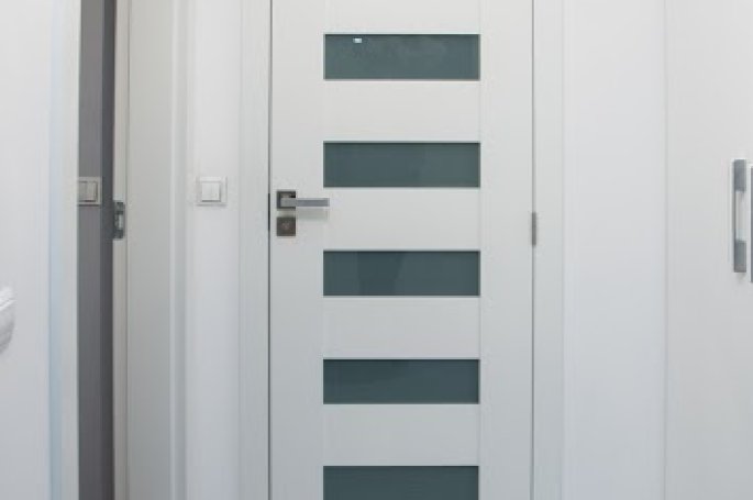 DRZWI KOMFORT K1  ŁAZIENKOWE Z PODCIĘCIEM U - SZKŁO MLECZNE BEZPIECZNE - KOLOR BIAŁY RAL 9003 - OŚCIEŻNICA STANDARD 80MM - ZAWIASY WIDOCZNE INOX