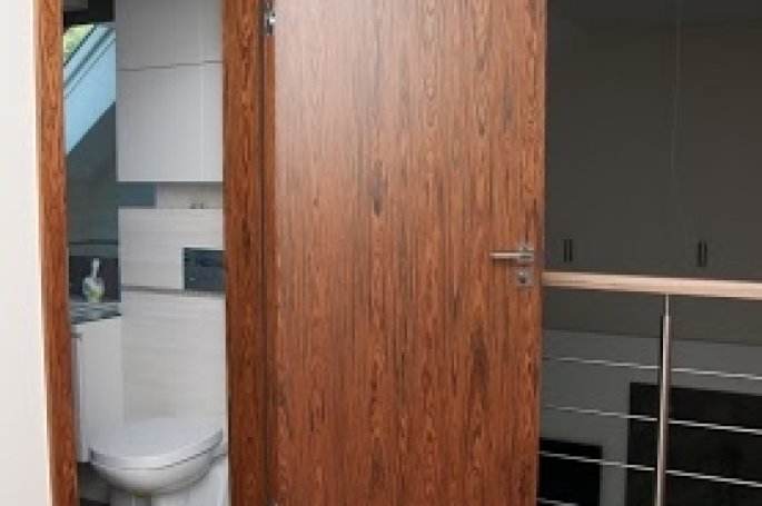 DRZWI TAFLA T1 Z PODCIĘCIEM ŁAZIENKOWYM - OŚCIEŻNICA SKOS 45 ST-  OPASKI 80MM - FORNIR PALISANDER - ZAWIASY CHOWANE