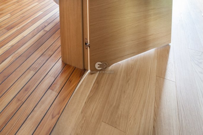 DRZWI TAFLA T2 USŁOJENIE POZIOME Z PODCIĘCIEM ŁAZIENKOWYM - OŚCIEŻNICA SKOS 45 ST-  OPASKI 80MM - FORNIR DĄB NATURALNY - ZAWIASY CHOWANE