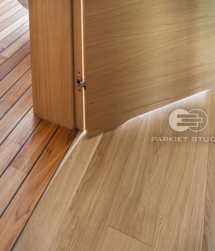 DRZWI TAFLA T2 USŁOJENIE POZIOME Z PODCIĘCIEM ŁAZIENKOWYM - OŚCIEŻNICA SKOS 45 ST-  OPASKI 80MM - FORNIR DĄB NATURALNY - ZAWIASY CHOWANE