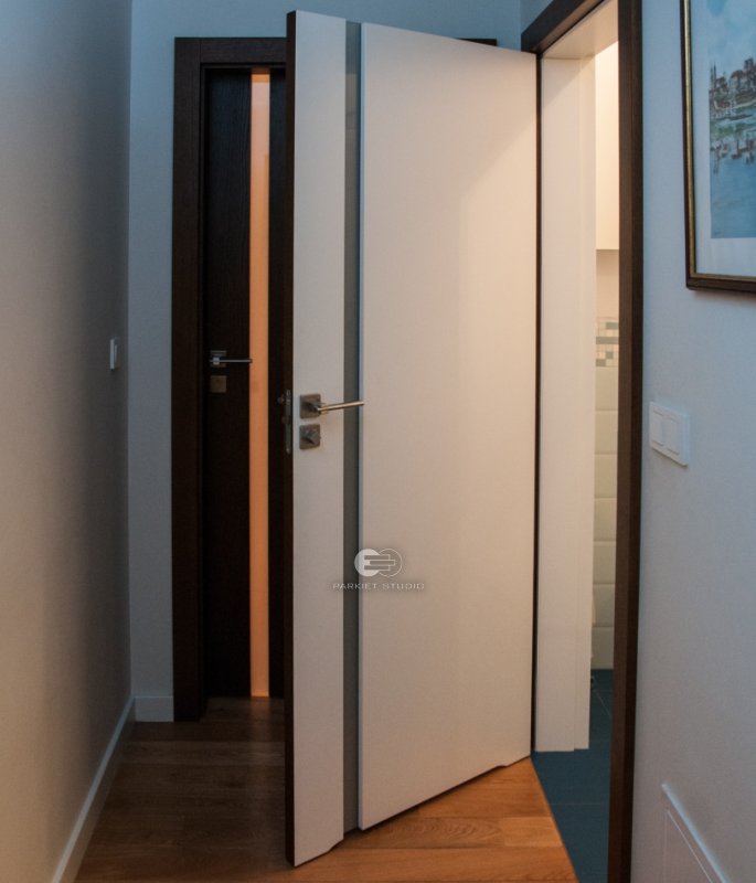 DRZWI VERTICAL V4 DWUKOOROWE Z PODCIĘCIEM ŁAZIENKOWYM - SZYBA MLECZNA BEZPIECZNA - OŚCIEŻNICA STANDARD 80MM - FORNIR DĄB DOBARWIANY - KOLOR BIAŁY RAL 9003 - ZAWIASY CHOWANE