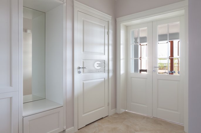 DRZWI - Z LEWEJ STYLE 03 Z PODCIĘCIEM ŁAZIENKOWYM - Z PRAWEJ DRZWI KUNGSATER 532 DWUSKRZYDŁOWE - OŚCIEŻNICA REGULOWANA - OPASKI PŁASKIE 70MM- KORONA MODEL 1.5 - KOLOR NCS 0-502Y - ZAWIASY WIDOCZNE 