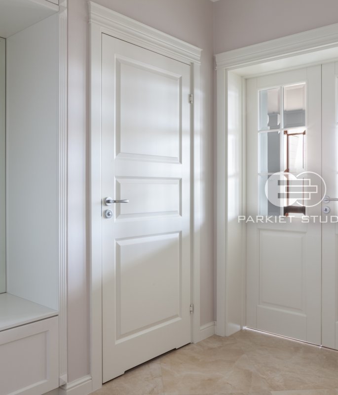 DRZWI - Z LEWEJ STYLE 03 Z PODCIĘCIEM ŁAZIENKOWYM - Z PRAWEJ DRZWI KUNGSATER 532 DWUSKRZYDŁOWE - OŚCIEŻNICA REGULOWANA - OPASKI PŁASKIE 70MM- KORONA MODEL 1.5 - KOLOR NCS 0-502Y - ZAWIASY WIDOCZNE 