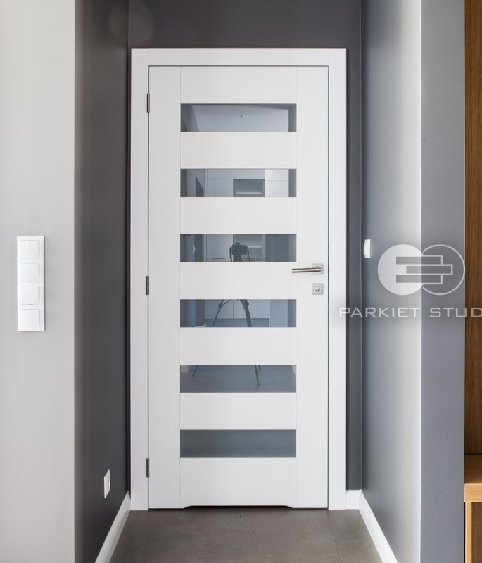 DRZWI KOMFORT K1 Z PODCIĘCIEM WENTYLACYJNYM - SZKŁO MLECZNE BEZPIECZNE - KOLOR BIAŁY RAL 9003 - OŚCIEŻNICA STANDARD 80MM - ZAWIASY WIDOCZNE INOX