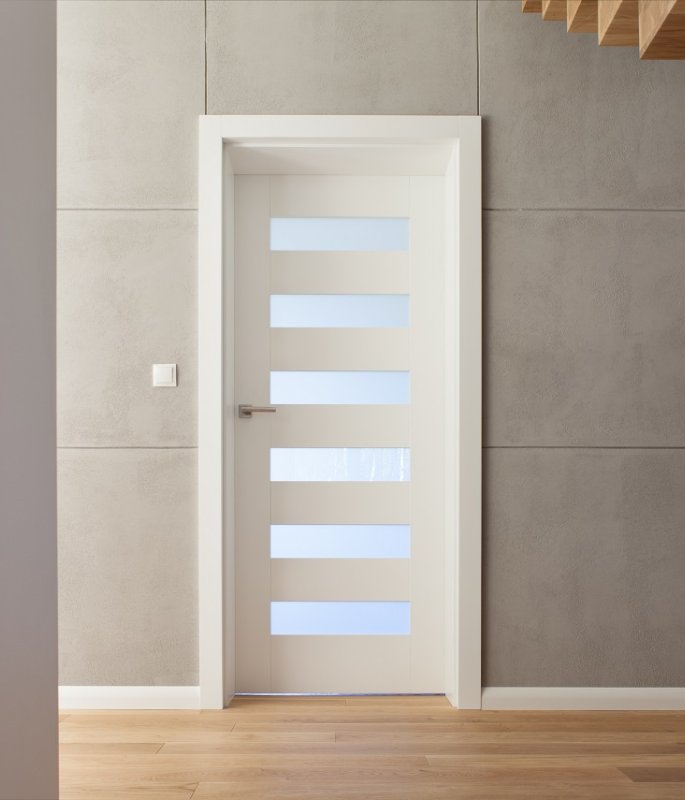 DRZWI KOMFORT K1 - SZKŁO MLECZNE BEZPIECZNE - KOLOR BIAŁY RAL 9003 - OŚCIEŻNICA STANDARD 80MM - ZAWIASY CHOWANE