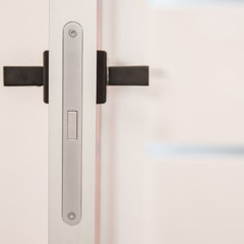 Zawiasy, zamek i klamki