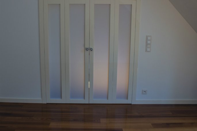 DRZWI CLASSIC C4 DWUSKRZYDŁOWE - OŚCIEŻNICA STANDRAD 80MM - KOLOR RAL 9010 POŁYSK- SZYBA STAYNOWANA - ZAWIASY CHOWANE - SYSTEM DRZWI SKŁADANYCH PODWÓJNYCH