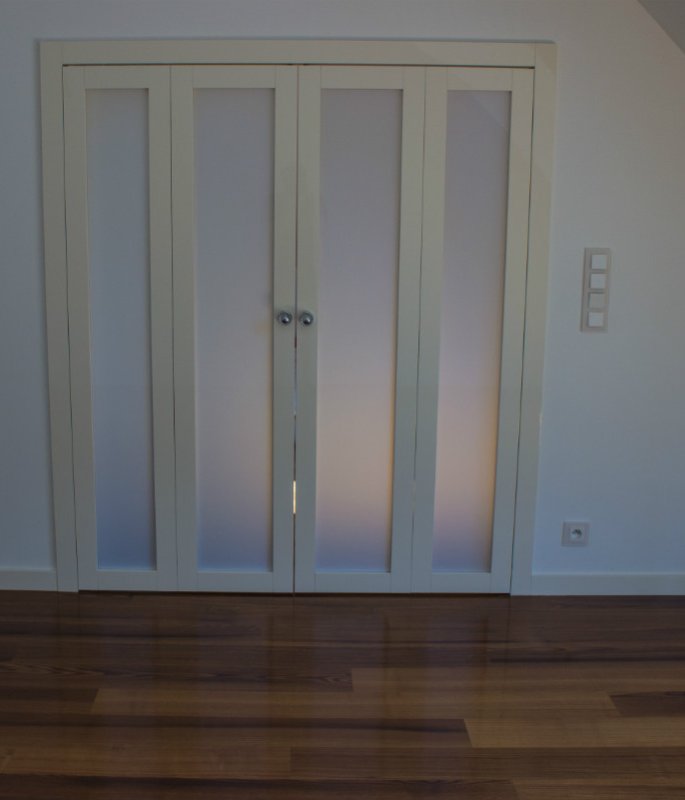 DRZWI CLASSIC C4 DWUSKRZYDŁOWE - OŚCIEŻNICA STANDRAD 80MM - KOLOR RAL 9010 POŁYSK- SZYBA STAYNOWANA - ZAWIASY CHOWANE - SYSTEM DRZWI SKŁADANYCH PODWÓJNYCH