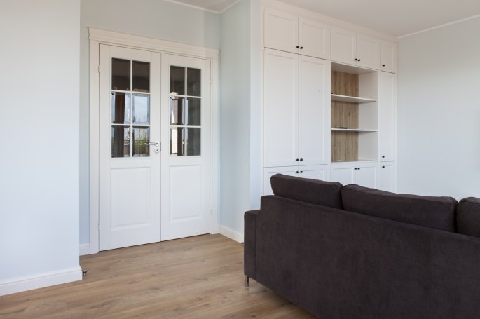 DRZWI KUNGSATER 532 DWUSKRZYDŁOWE - OŚCIEŻNICA REGULOWANA - OPASKI PŁASKIE 70MM- KORONA MODEL 1.5 - KOLOR NCS 0-502Y - ZAWIASY WIDOCZNE - SZYBA BEZBARWNA PRZEZROCZYSTA FAZOWANA 