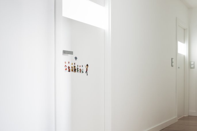 DRZWI HORYZONT H1 - OŚCIEŻNICA STANDARD 80MM - KOLOR BIAŁY RAL 9003 - SZYBA MLECZNA BEZPIECZNA - ZAWIASY CHOWANE