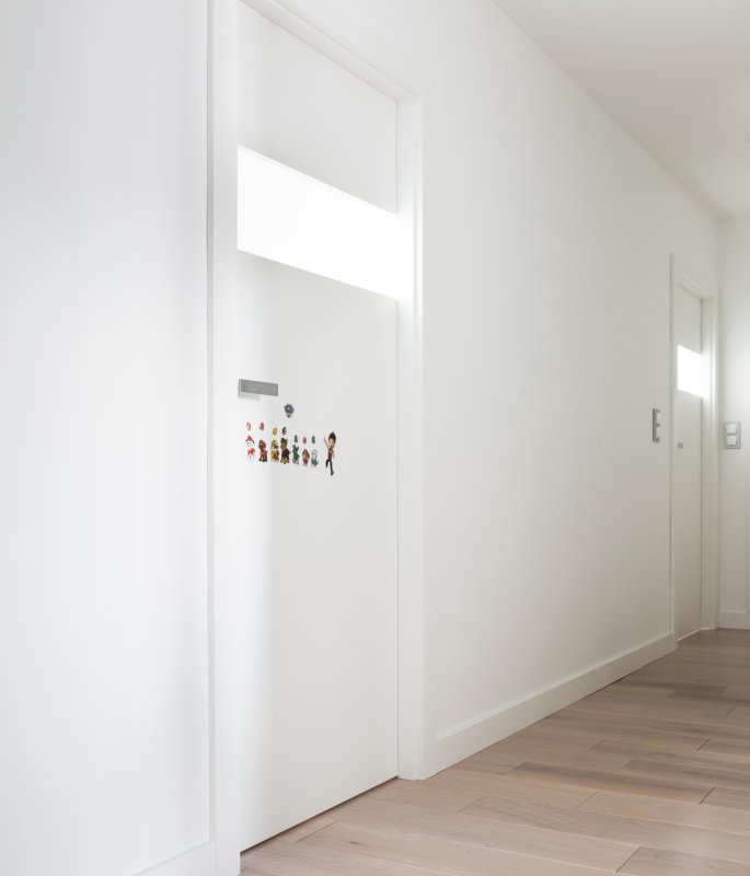 DRZWI HORYZONT H1 - OŚCIEŻNICA STANDARD 80MM - KOLOR BIAŁY RAL 9003 - SZYBA MLECZNA BEZPIECZNA - ZAWIASY CHOWANE