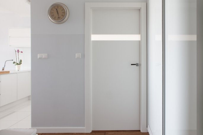 DRZWI HORYZONT H3 - OŚCIEŻNICA STANDARD 80MM - KOLOR BIAŁY RAL 9003 - SZYBA MLECZNA BEZPIECZNA - ZAWIASY CHOWANE