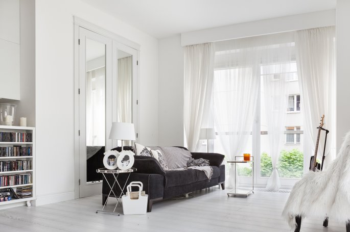 DRZWI KLASIK 01 Z LUSTREM - OŚCIEŻNICA REGULOWANA - OPASKI 60MM - PORTAL GÓRNY 1.5 - KOLOR BIAŁY RAL 9003 SATYNA - ZAWIASY WIDOCZNE INOX