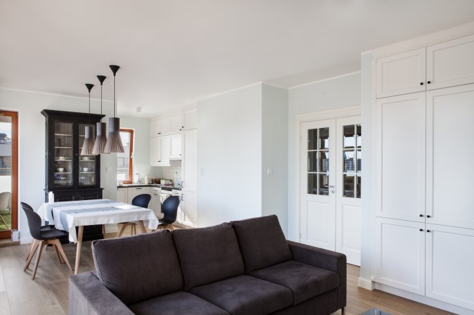 DRZWI KUNGSATER 532 DWUSKRZYDŁOWE - OŚCIEŻNICA REGULOWANA - OPASKI PŁASKIE 70MM- KORONA MODEL 1.5 - KOLOR NCS 0-502Y - ZAWIASY WIDOCZNE - SZYBA BEZBARWNA PRZEZROCZYSTA FAZOWANA