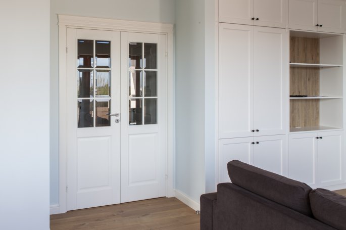 DRZWI KUNGSATER 532 DWUSKRZYDŁOWE - OŚCIEŻNICA REGULOWANA - OPASKI PŁASKIE 70MM- KORONA MODEL 1.5 - KOLOR NCS 0-502Y - ZAWIASY WIDOCZNE - SZYBA BEZBARWNA PRZEZROCZYSTA FAZOWANA