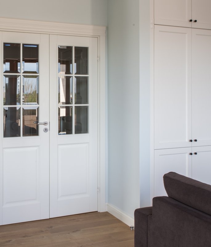 DRZWI KUNGSATER 532 DWUSKRZYDŁOWE - OŚCIEŻNICA REGULOWANA - OPASKI PŁASKIE 70MM- KORONA MODEL 1.5 - KOLOR NCS 0-502Y - ZAWIASY WIDOCZNE - SZYBA BEZBARWNA PRZEZROCZYSTA FAZOWANA