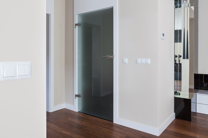 DRZWI SZKLANE-SZKŁO SATINATO HARTOWANE-OŚCIEŻNICA PODWYŻSZONA TOWER-OPASKI 80MM-KOLOR BIAŁY RAL 9003-OKUCIA INOX