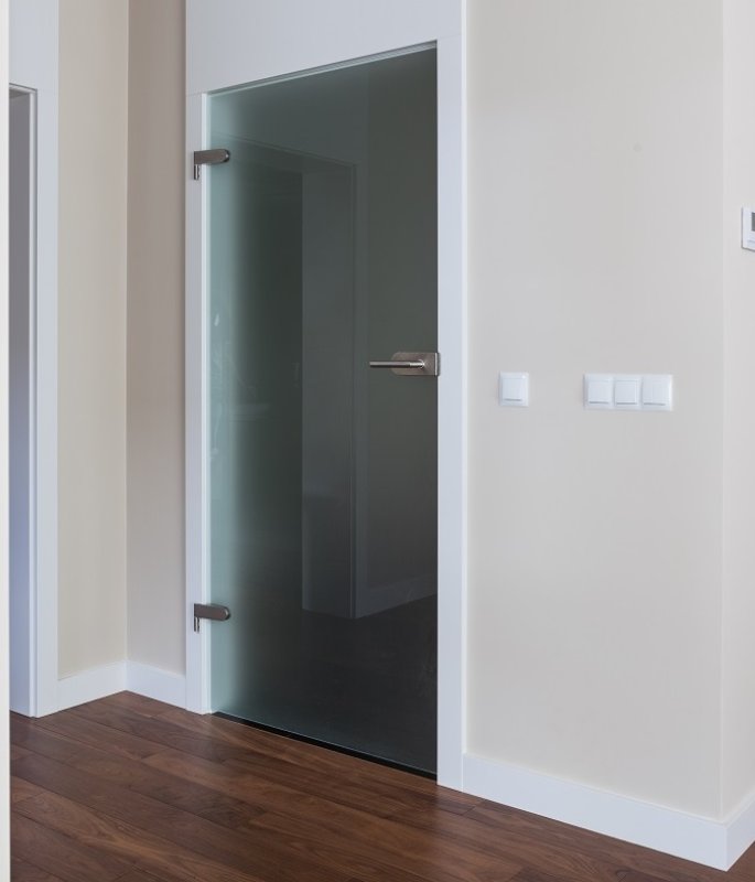 DRZWI SZKLANE-SZKŁO SATINATO HARTOWANE-OŚCIEŻNICA PODWYŻSZONA TOWER-OPASKI 80MM-KOLOR BIAŁY RAL 9003-OKUCIA INOX