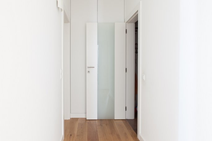 DRZWI VERTICAL V2 Z SZYBĄ MLECZNĄ BEZPIECZNĄ-OŚCIEŻNICA STANDARD 80MM-KOLOR BIAŁY RAL 9003-ZAWIASY CHOWANE