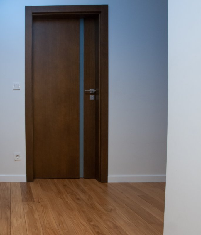 DRZWI VERTICAL V4 - SZYBA MLECZNA BEZPIECZNA - OŚCIEŻNICA STANDARD 80MM - FORNIR DĄB DOBARWIANY - ZAWIASY CHOWANE