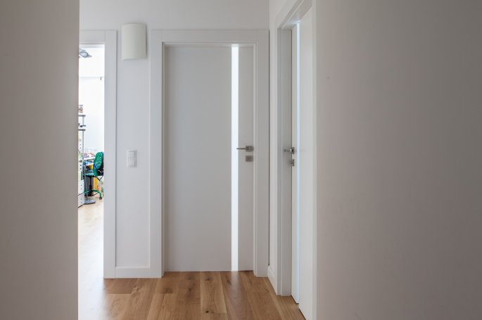 DRZWI VERTICAL V4-SZYBA MLECZNA BEZPIECZNA-OŚCIEŻNICA STANDARD 80MM-KOLOR BIAŁY RAL 9003;ZAWIASY CHOWANE