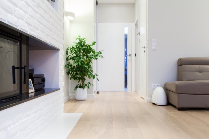 DRZWI VERTICAL V1 Z SZYBĄ BEZBARWNA PRZEZROCZYSTĄ - OŚCIEŻNICA STANDARD - OPASKI 80MM ŁĄCZONE PROSTO - KOLOR BIAŁY RAL 9003 SATYNA - ZAWIASY CHOWANE