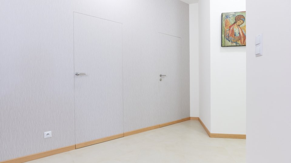 Drzwi ukryte w tapecie