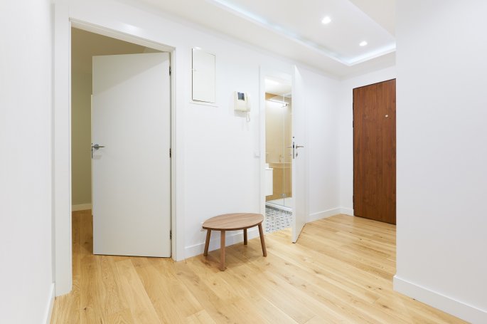 DRZWI TAFLA T1 - OŚCIEŻNICA 90 ST-  OPASKI 80MM - LAKIER BIAŁY RAL 9003 - ZAWIASY CHOWANE