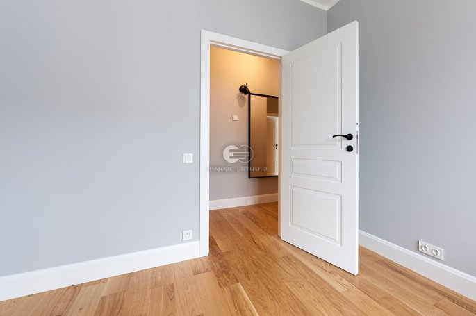 DRZWI SOFT S5 - OŚCIEŻNICA STANDARD 90 ST-  OPASKI 80MM - LAKIER SATYNA BIAŁY RAL 9003 - ZAWIASY CHOWANE