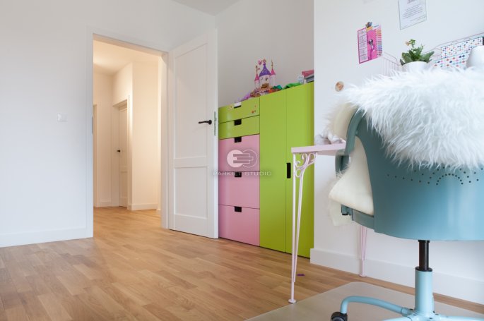 DRZWI BIANCO NEVE 1 - OŚCIEŻNICA REGULOWANA PRZYLGOWA SKOS 45 ST-  OPASKI 60MM - OKLEINA ECO FORNIR BIAŁY MAT - ZAWIASY WIDOCZNE