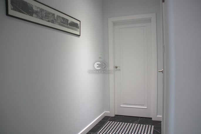 DRZWI KLASIK 01 - OŚCIEŻNICA STANDARD 90 ST-  OPASKI 80MM - LAKIER SATYNA BIAŁY RAL 9003 - ZAWIASY WIDOCZNE 