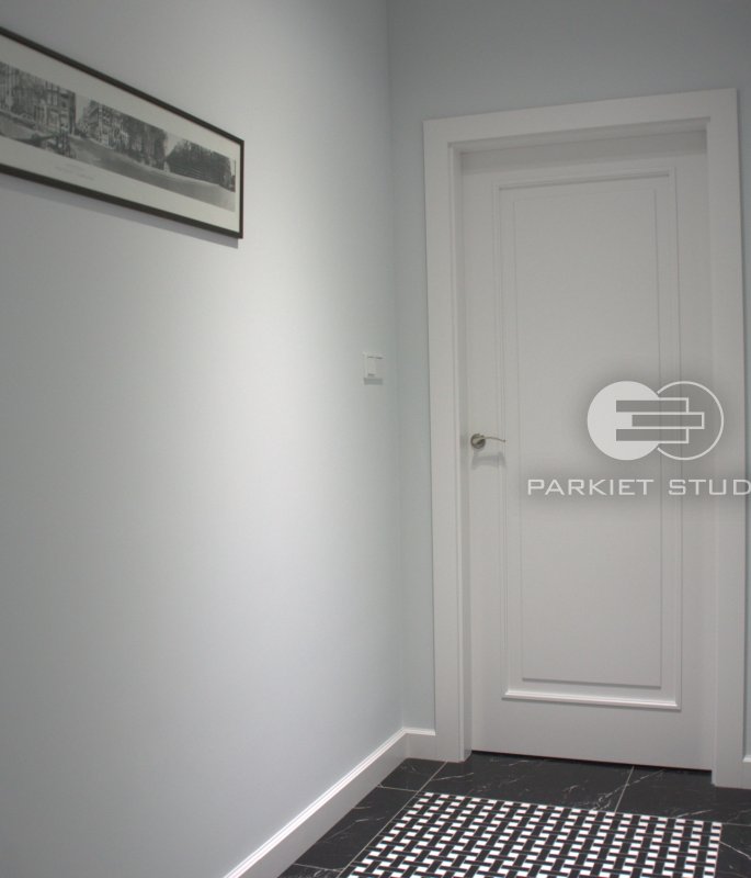 DRZWI KLASIK 01 - OŚCIEŻNICA STANDARD 90 ST-  OPASKI 80MM - LAKIER SATYNA BIAŁY RAL 9003 - ZAWIASY WIDOCZNE 