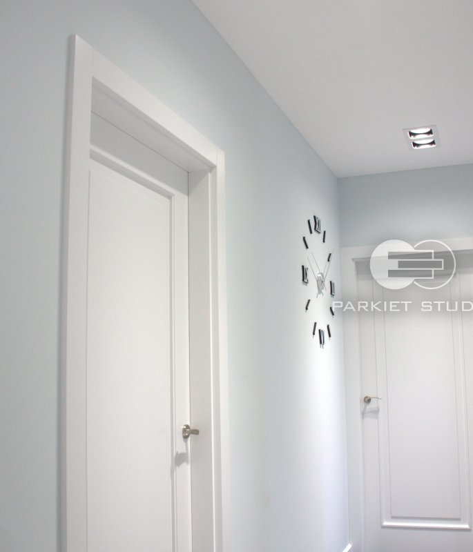 DRZWI KLASIK 01 - OŚCIEŻNICA STANDARD 90 ST-  OPASKI 80MM - LAKIER SATYNA BIAŁY RAL 9003 - ZAWIASY WIDOCZNE 