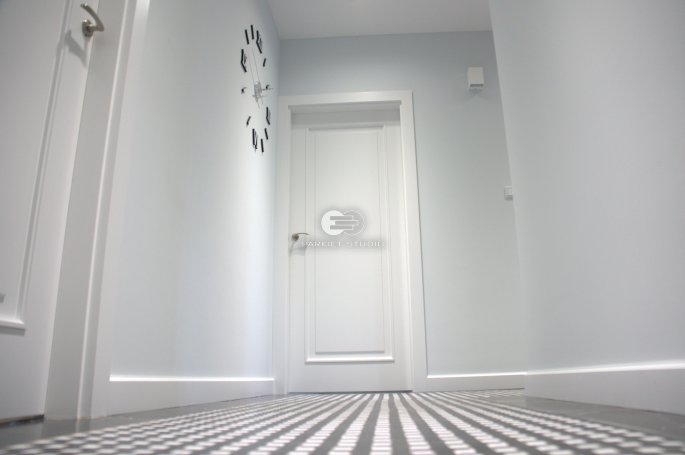 DRZWI KLASIK 01 - OŚCIEŻNICA STANDARD 90 ST-  OPASKI 80MM - LAKIER SATYNA BIAŁY RAL 9003 - ZAWIASY CHOWANE