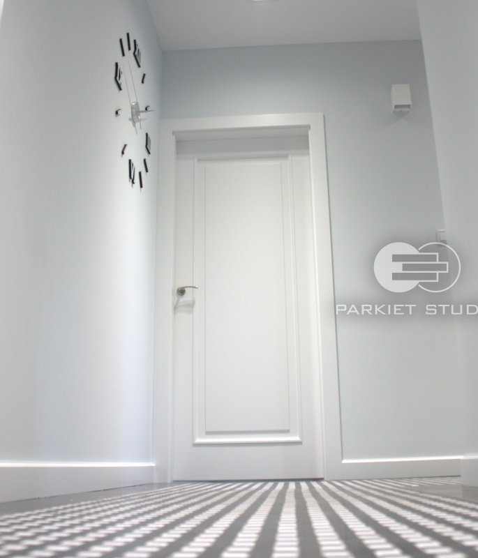 DRZWI KLASIK 01 - OŚCIEŻNICA STANDARD 90 ST-  OPASKI 80MM - LAKIER SATYNA BIAŁY RAL 9003 - ZAWIASY CHOWANE