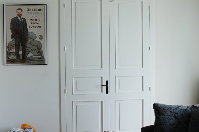 DRZWI KLASIK 03 DWUSKRZYDŁOWE - OŚCIEŻNICA STANDARD 90 ST-  OPASKI 80MM - LAKIER SATYNA BIAŁY RAL 9003 - ZAWIASY WIDOCZNE 