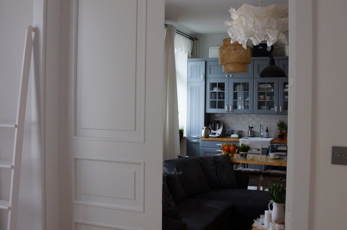 DRZWI KLASIK 03 DWUSKRZYDŁOWE - OŚCIEŻNICA STANDARD 90 ST-  OPASKI 80MM - LAKIER SATYNA BIAŁY RAL 9003 - ZAWIASY WIDOCZNE 