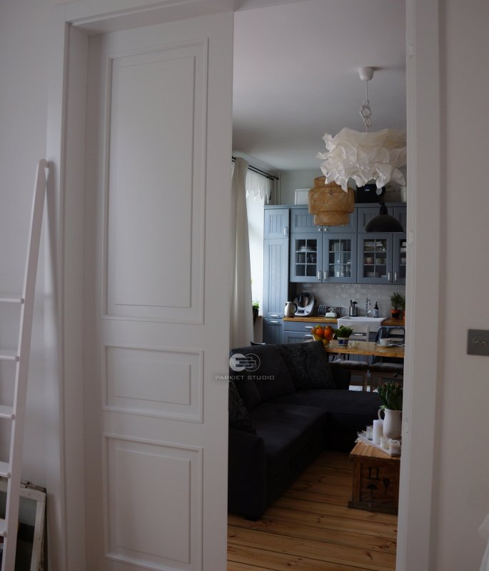 DRZWI KLASIK 03 DWUSKRZYDŁOWE - OŚCIEŻNICA STANDARD 90 ST-  OPASKI 80MM - LAKIER SATYNA BIAŁY RAL 9003 - ZAWIASY WIDOCZNE 