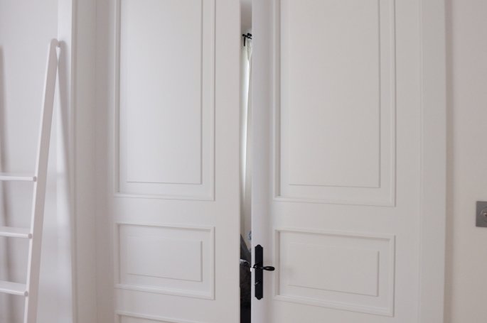 DRZWI KLASIK 03 DWUSKRZYDŁOWE - OŚCIEŻNICA STANDARD 90 ST-  OPASKI 80MM - LAKIER SATYNA BIAŁY RAL 9003 - ZAWIASY WIDOCZNE 